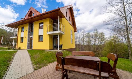 Pobyt vo Vysokých Tatrách v Rezorte Vila Credo s raňajkami a privátnym wellness (vírivka, sauny) + fľaša vína