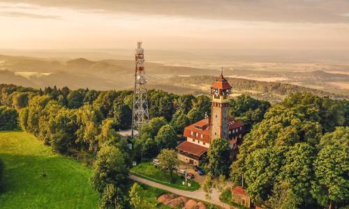 Podkrkonošie: Pobyt na vrchu Tábor s Tichánkovou rozhľadňou v Hoteli Vyhlídka s polpenziou a vyžitím pre deti