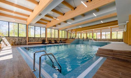 Poľské Beskydy: Country Club Żywiec s raňajkami + wellness (bazén, vírivka, infrasauna), posilňovňa a herňa