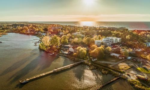 Poľsko pri mori a jazere: Mielno v Molo Park Aparthoteli s raňajkami a wellness (bazén, sauna) + animácie