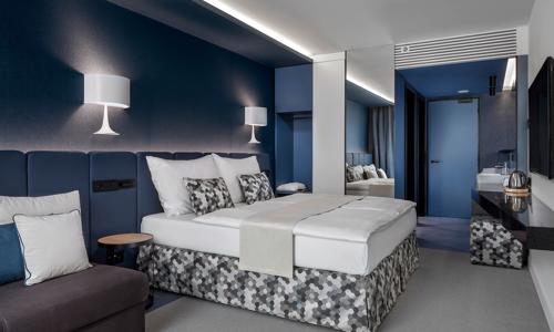 Praha priamo v centre: Luxusný 5* Hotel Urban Creme s vínom, skorším príchodom/neskorším odchodom a raňajkami