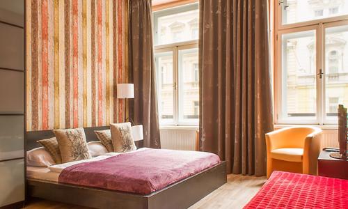 Praha priamo v centre mesta a pár krokov od metra v Royal Court Apartments v štúdiu s kuchynkou + fľaša vína