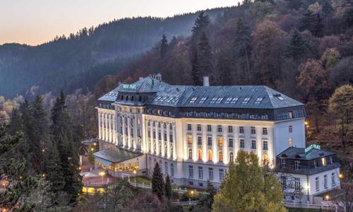Radónové kúpele Jáchymov: Hotel Radium Palace **** s polpenziou, kúpeľným centrom (bazény a sauny) + masáž