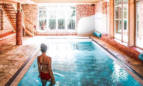 Relax v Jizerských horách: Jóga & Wellness Resort Uko s raňajkami/polpenziou + bazén so slanou vodou a 3 sauny