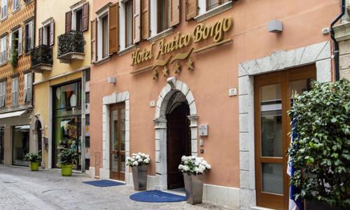Riva del Garda pri jazere a pamiatkach v elegantnom Hoteli Antico Borgo **** s raňajkami alebo polpenziou