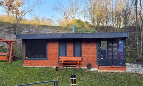 Romantický pobyt pri Prostějove: Drevený domček v prírode s raňajkovým košom a saunou či kúpacím sudom + víno