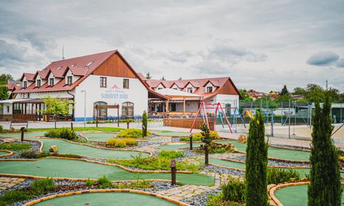 Slovácký dvůr v chatkách aj penzióne s raňajkami/polpenziou, prírodným kúpaliskom a (nielen) športovým vyžitím