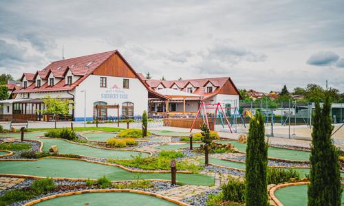 Slovácký dvůr v chatkách aj penzióne s raňajkami/polpenziou, prírodným kúpaliskom a (nielen) športovým vyžitím