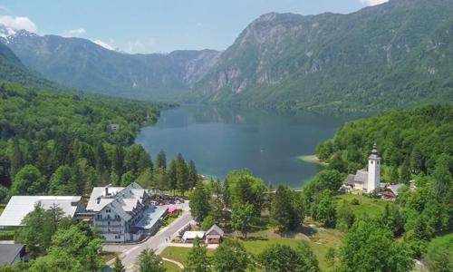 Slovinsko 100 m od Bohinjského jazera: Hotel Jezero **** s raňajkami/polpenziou a vstupom do bazéna i sauny