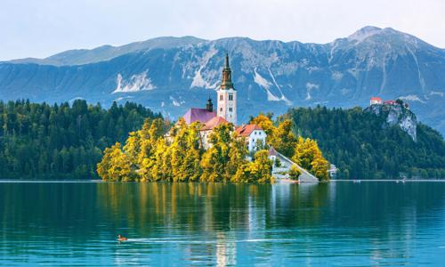 Slovinsko len 400 m od jazera Bled: Hotel Astoria Bled *** s raňajkami a luxusným wellness so saunovým svetom