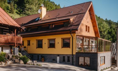 Spišská Magura pri chodníku korunami stromov: Penzión Ski Jezersko *** s raňajkami či polpenziou + 3 sauny