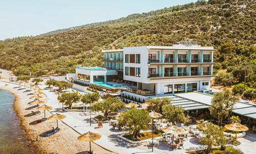 Stredná Dalmácia v letovisku Marina priamo na pláži: Beach Hotel Marinus **** s raňajkami a bazénom + ležadlá