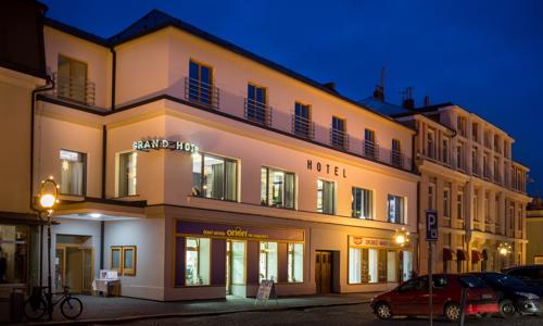 Stredné Čechy blízko Kutnej Hory: Čáslav pri pamiatkach v Hoteli Grand s raňajkami + víno a degustačná doska