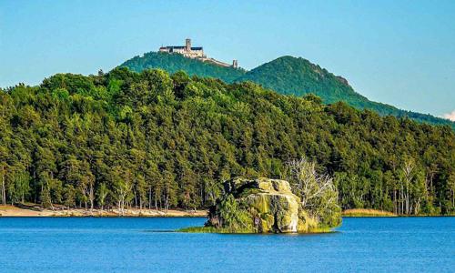 Stredné Čechy len 200 m od presláveného Máchovho jazera v Hoteli Bellevue *** s polpenziou + miešaný drink 