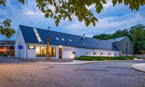 Stredné Čechy oproti zámku a blízko Karlštejna a Prahy v Hoteli Panská zahrada **** s wellness a raňajkami