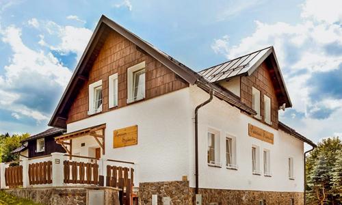 Šumava blízko atrakcií: Pobyt v Penzióne Samoty s polpenziou, krytým vonkajším bazénom, posilňovňou a ihriskom
