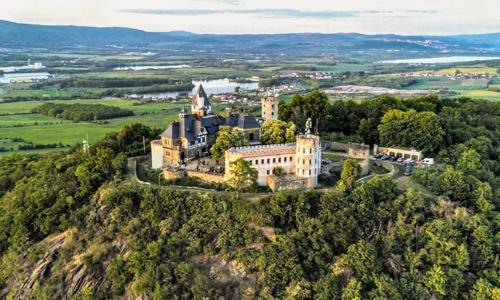 Teplice a České stredohorie pri skiareáloch: Pobyt na historickom Hrade Doubravka + úschovňa lyží a parkovanie