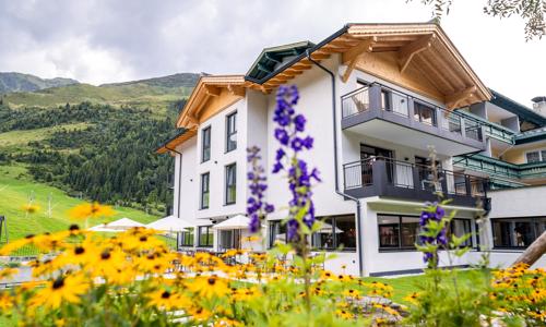 Tirolsko plné zážitkov: 4* Berghotel Hochfügen s polpenziou, neobmedzeným wellness a výbavou na turistiku
