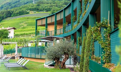 Tramin a Bolzano nielen pre vinárov: Pobyt pri jazere vo Ville Naj s raňajkami, saunami a strešným bazénom