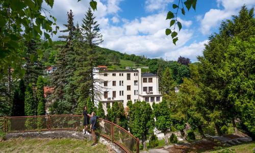 Trenčianske Teplice 650 m od kúpeľov v Hoteli DSZSU *** s plnou penziou a Relax centrom s vírivkou + 3 sauny