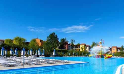 Veneto 2 km od Lago di Garda v rezorte Belvedere Village s raňajkami alebo polpenziou a 3 bazénmi + animácie