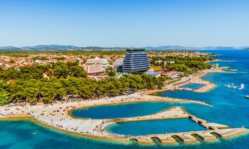 Vodice len 30 m od pláže v apartmáne v Matilde Beach Resorte *** s polpenziou formou bufetu a bazénmi