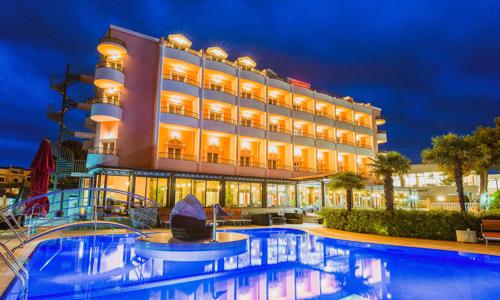 Vodice len 50 m od pláže v Hoteli Miramare **** s polpenziou/plnou penziou a vonkajším bazénom + dieťa zadarmo