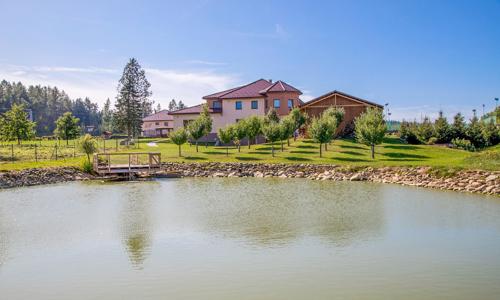 Vysočina blízko rybníkov a prírody vo Wellness Penzióne Medličky s polpenziou a neobmedzeným wellness + šport