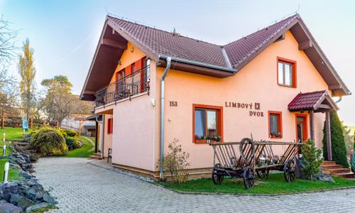 Vysoké Tatry: Penzión Limbový dvor s raňajkami/polpenziou, fľašou vína a zľavou do Tricklandie