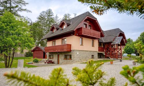 Vysoké Tatry: Pobyt vo Ville Domino s raňajkami, sladkým darčekom, masážnou vaňou a zľavou do wellness centra