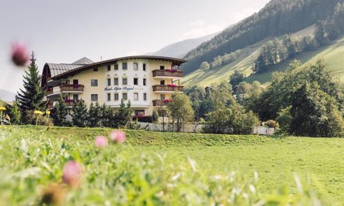 Wellness v Južnom Tirolsku: Alpin Royal Wellness Refugium & Resort Hotel ****+ s polpenziou, bazénmi a saunami