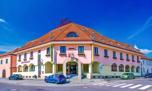 Znojmo v obklopení viníc: Rodinný Hotel N *** s polpenziou, vínom, návštevou cukrárne a odpočinkom v saune